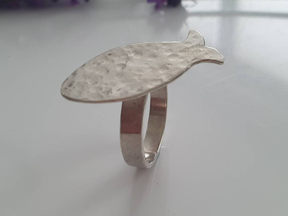 Fischring Gemustert, Silberring in Fischform, , Silberner Ring Mit Fisch, Fischsilhouette von AHeinzeGoldschmiedin
