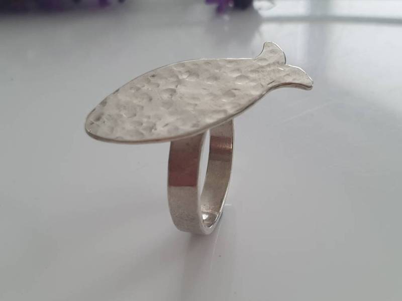 Fischring Gemustert, Silberring in Fischform, , Silberner Ring Mit Fisch, Fischsilhouette von AHeinzeGoldschmiedin