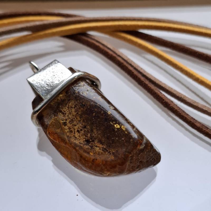 Großer Bernstein Als Anhänger Ganz Modern Gestaltet, Und Silber in Kombination, Moderner Bernsteinschmuck von AHeinzeGoldschmiedin