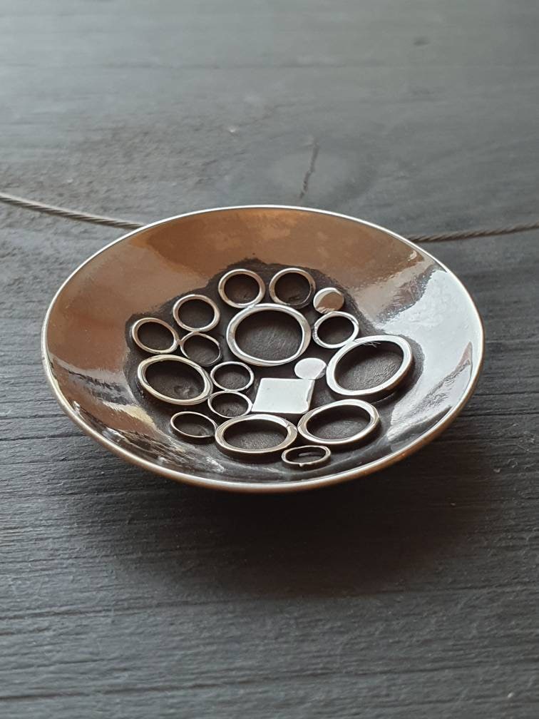 Großer Runder Anhänger in Schalenform , Silber Modern Gestaltet, Geometrisch von AHeinzeGoldschmiedin