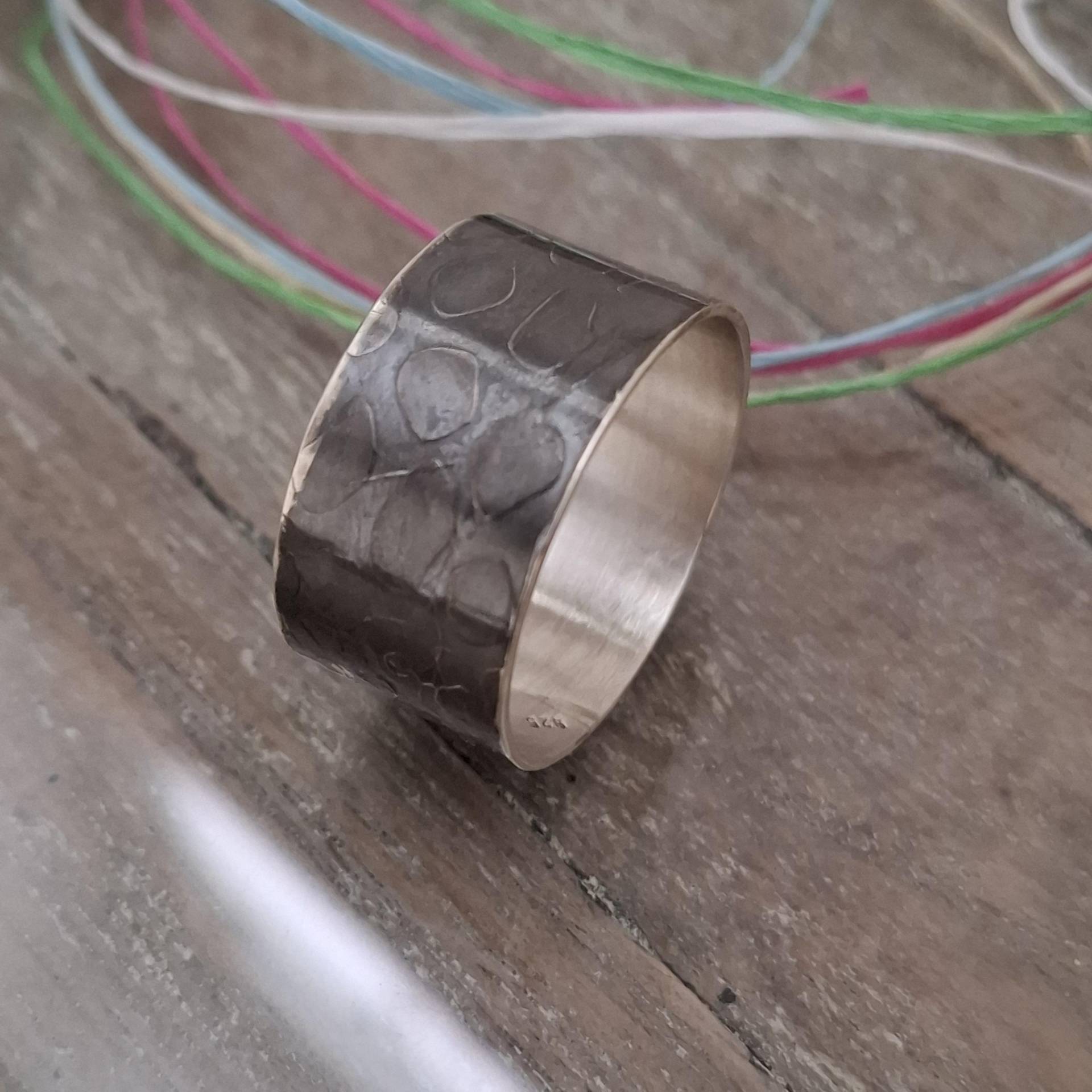 Großer Schwarzer Silberring in Schlangenoptik, Ring Mit Schlangenhaut Oberfläche, Strukturierter , Artikel 191 von AHeinzeGoldschmiedin