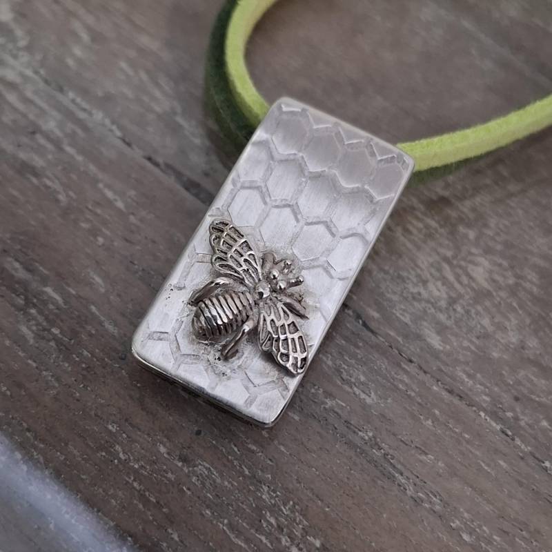 Kettenanhänger Aus Silber Mit Kleiner Biene, Anhänger Honigbiene, Für Imker, Artikel No.181 von AHeinzeGoldschmiedin