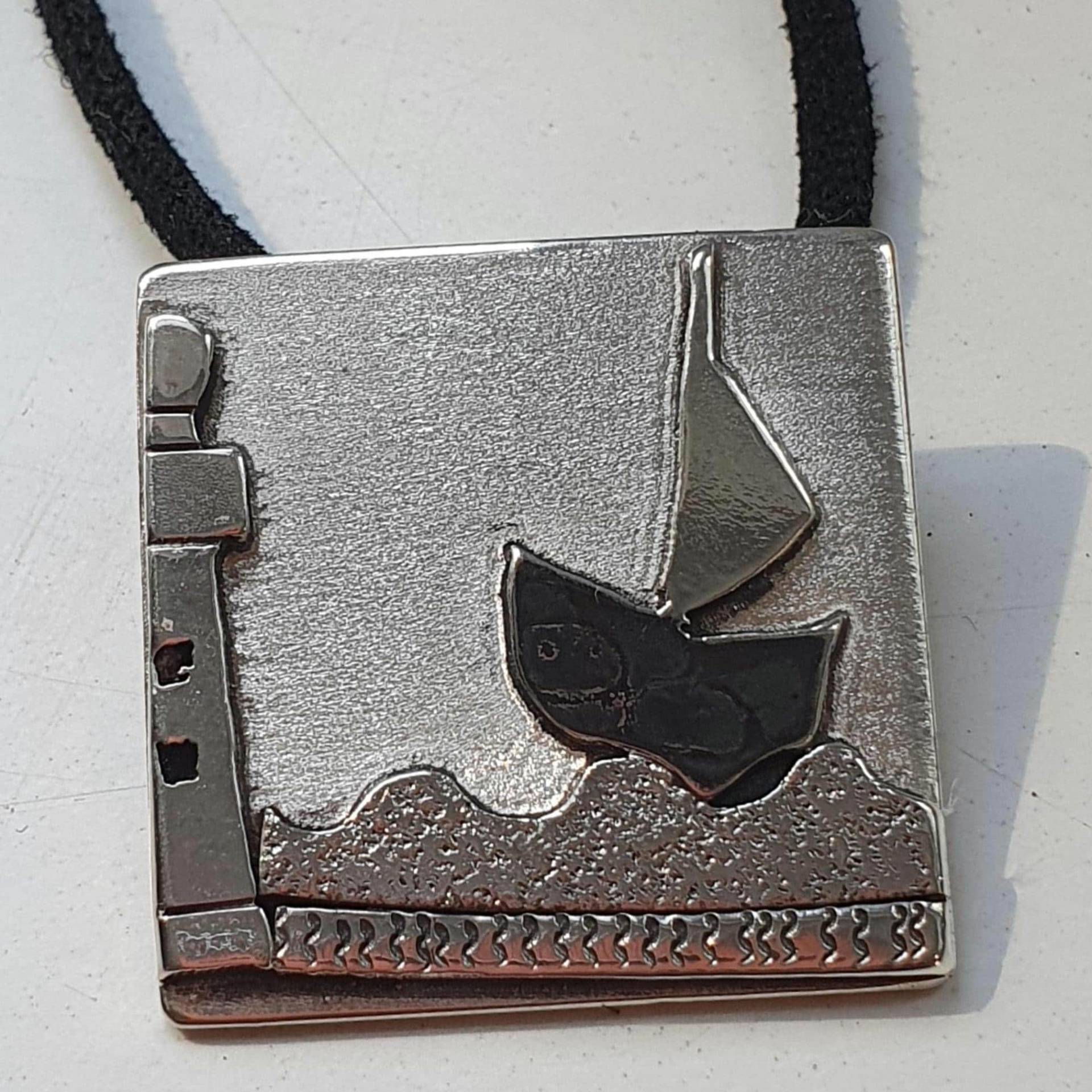 Kettenanhänger Mit Leuchtturm Und Boot, Silbernes Schiffchen, Silberner Anhänger Einem von AHeinzeGoldschmiedin