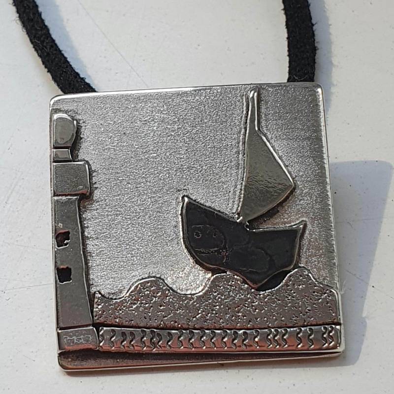 Kettenanhänger Mit Leuchtturm Und Boot, Silbernes Schiffchen, Silberner Anhänger Einem von AHeinzeGoldschmiedin