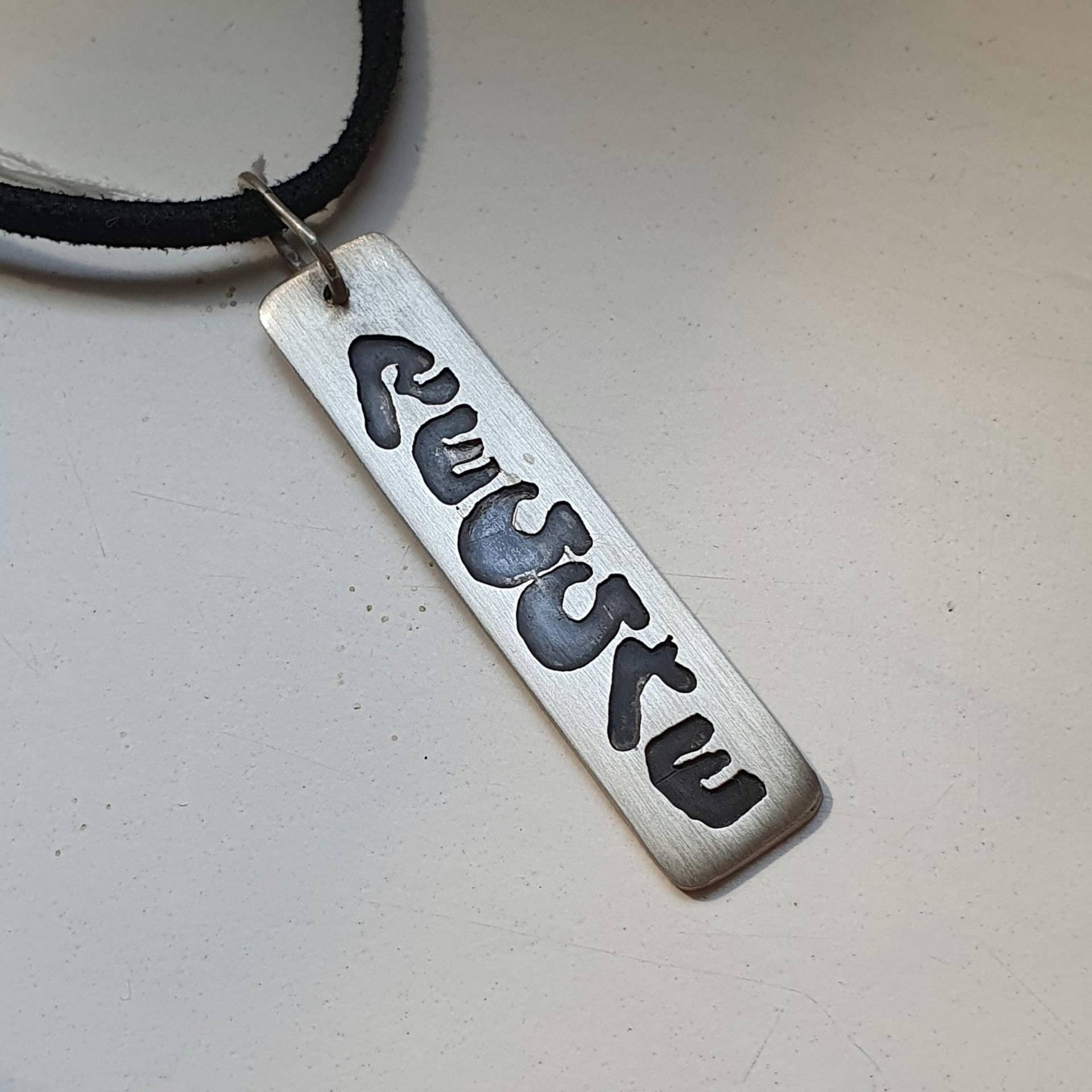 Kettenanhänger Mit Reggae Schriftzug in Sterling Silber , Einzelstück Handarbeit Von Mir Gefertigt . Geschwärzt von AHeinzeGoldschmiedin