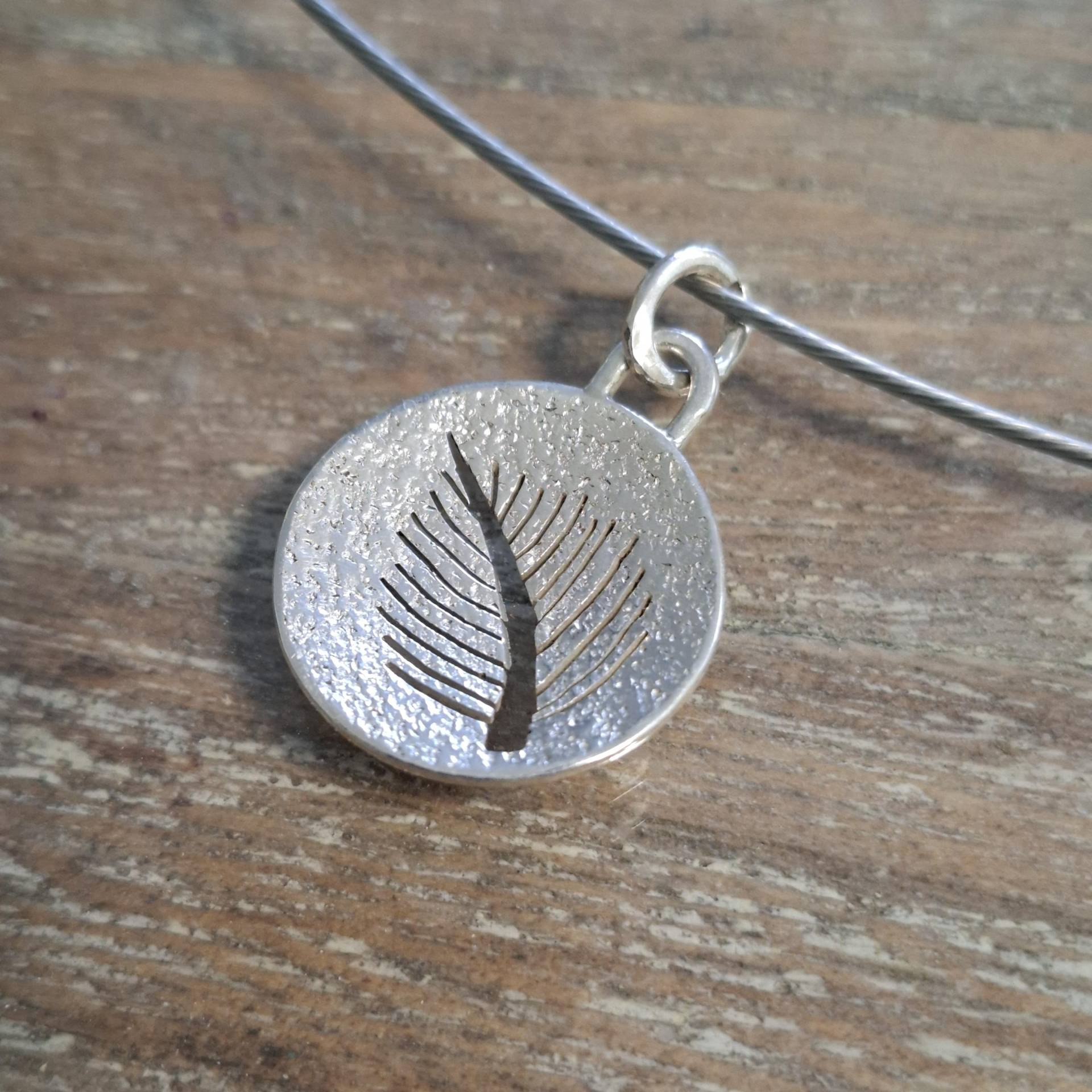 Kettenanhänger in Silber Mit Blatt, Floraler Runder Anhänger, Federanhänger, Wendeanhänger von AHeinzeGoldschmiedin