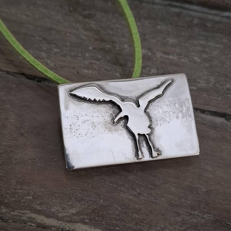 Kettenanhänger in Silber Mit Einer Fliegenden Möwe , Möwenanhänger von AHeinzeGoldschmiedin