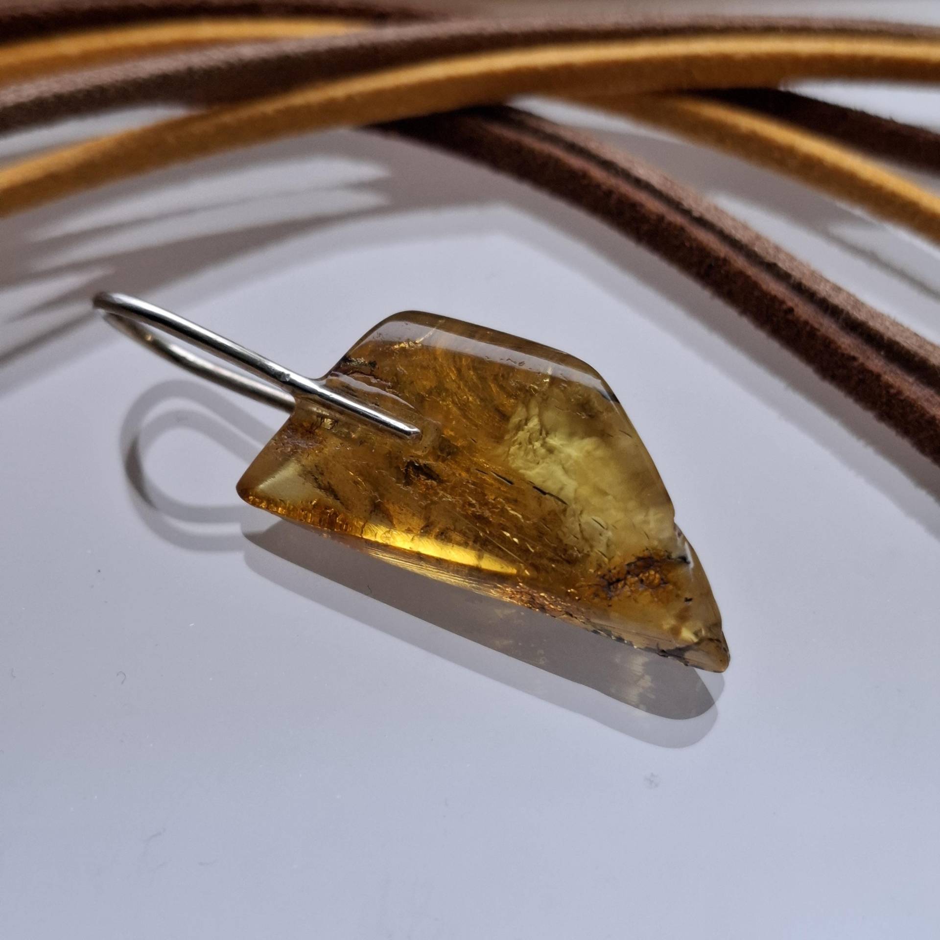 Kleiner Bernstein Kettenanhänger, Anhänger Bernstein, Mit 925Er Silber Aufhängung, Moderner Kleiner Bernsteinfund von AHeinzeGoldschmiedin