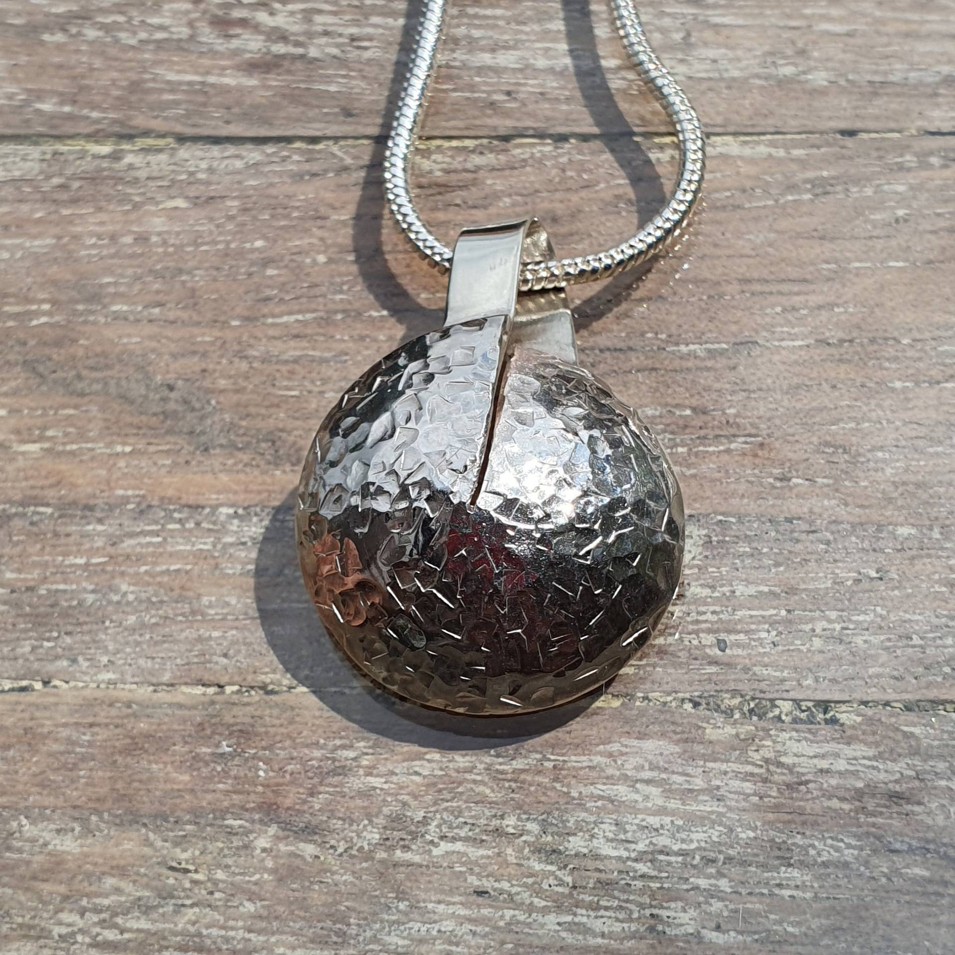 Kleiner Runder Silberanhänger, Hammerschlag Optik Oben Geöffnet, 925Silber von AHeinzeGoldschmiedin