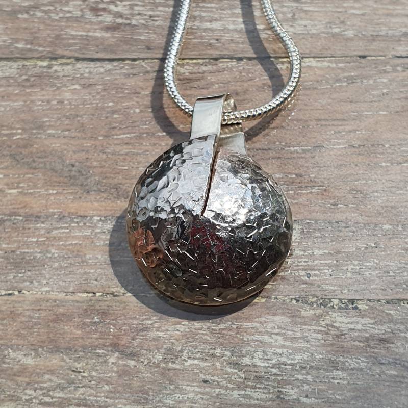 Kleiner Runder Silberanhänger, Hammerschlag Optik Oben Geöffnet, 925Silber von AHeinzeGoldschmiedin