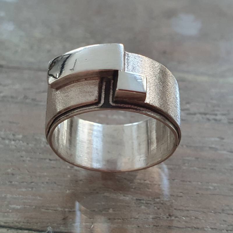 Moderner Damenring Mit Unterschiedlichen Höhen, Ring Strukturen, Unikatring , Runder Silberring Vierecken von AHeinzeGoldschmiedin