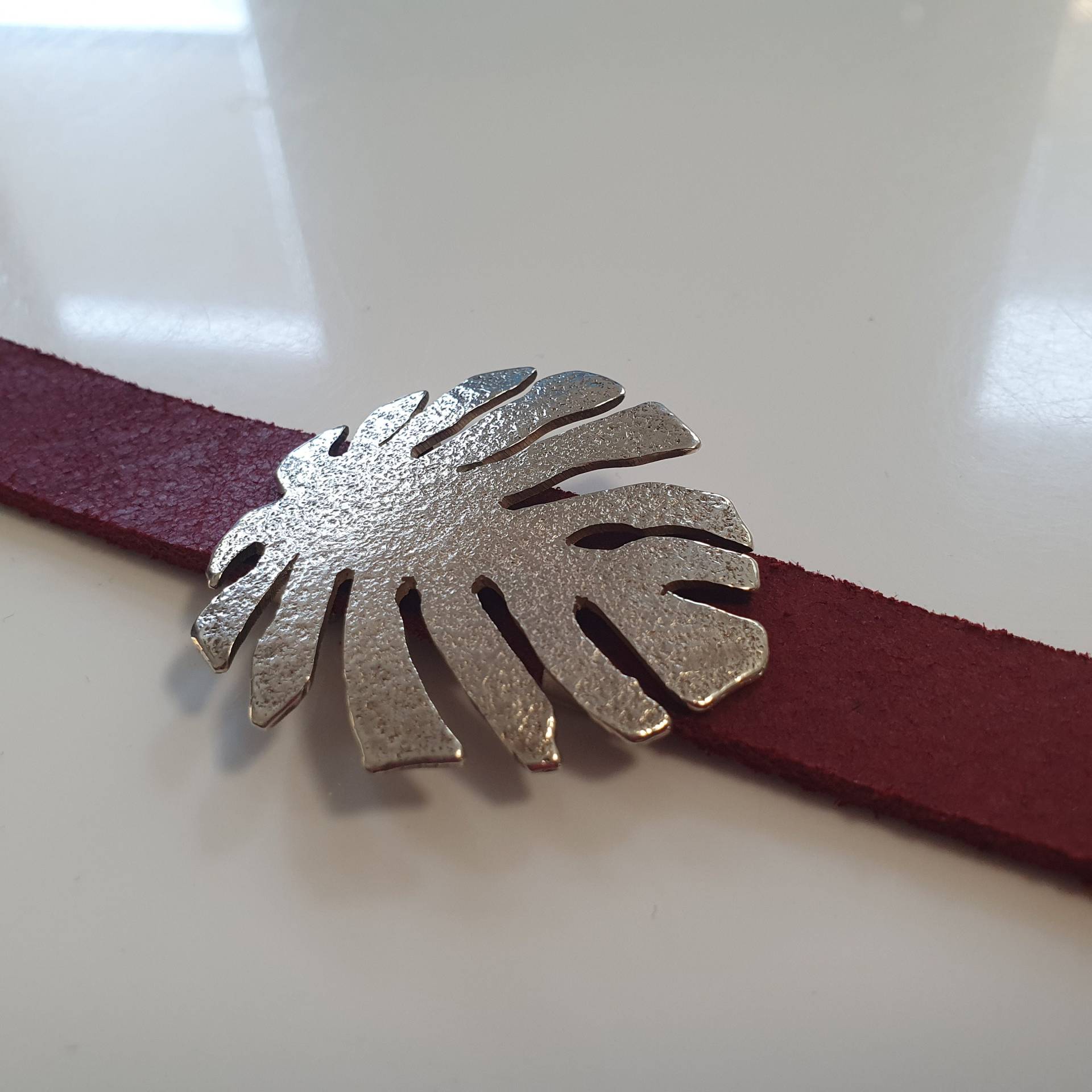 Monstera Blatt Als Armband, Lederarmband Mit Blatt, Silbernes Groß von AHeinzeGoldschmiedin