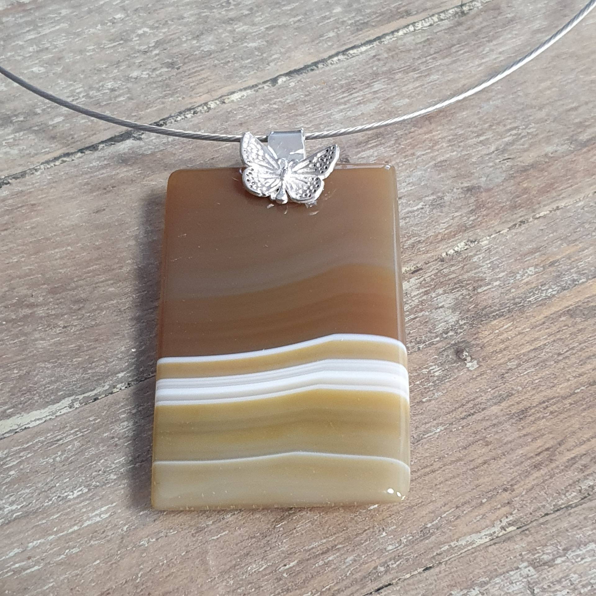 Rechteckiger Achat Kettenanhänger, Großer Achatanhänger, Mit Schmetterling, Rechteckiger Stein in Braun-Weiß-Beige, Heilstein von AHeinzeGoldschmiedin