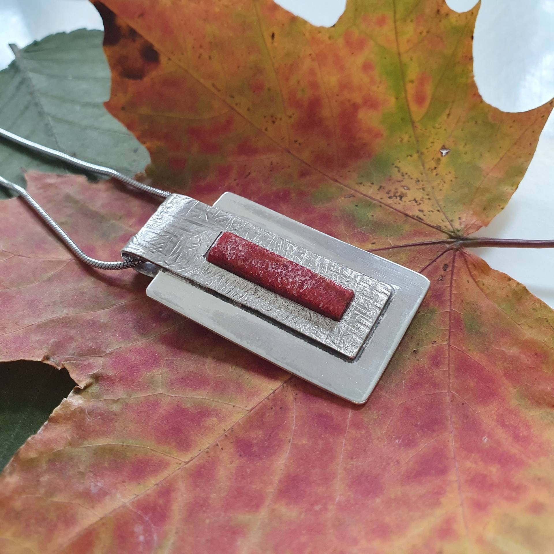 Rechteckiger Kettenanhänger Mit Einer Roten Koralle, 925Er Sterling Silber, Korallenanhänger von AHeinzeGoldschmiedin