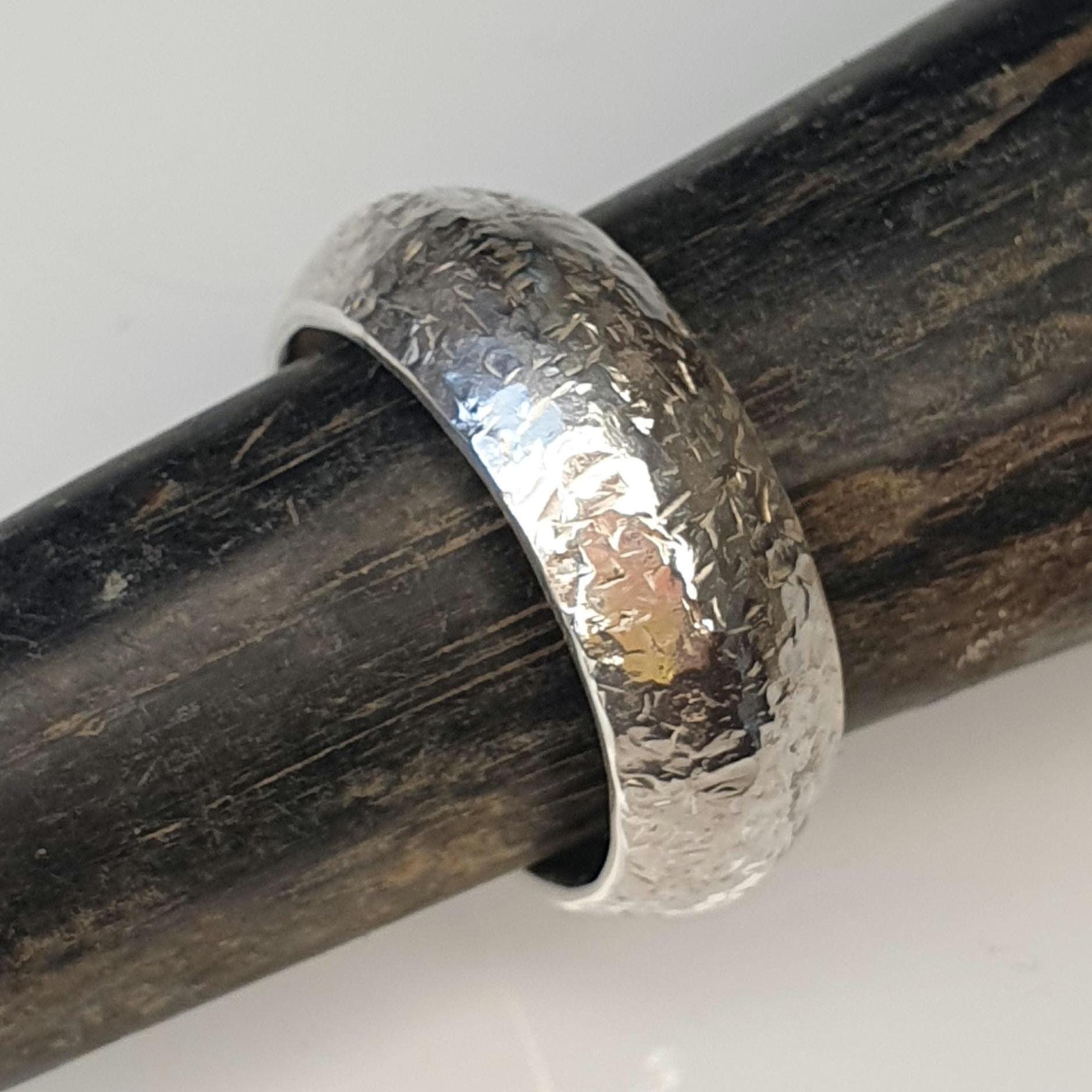 Ring in Gewölbter Trauring Form Hammerschlag Gearbeitet, Silberring Rund Gewölbt Ring in Gewölbter Trauring Form Hammerschlag Gearbeitet, Silberring Rund Gewölbt von AHeinzeGoldschmiedin