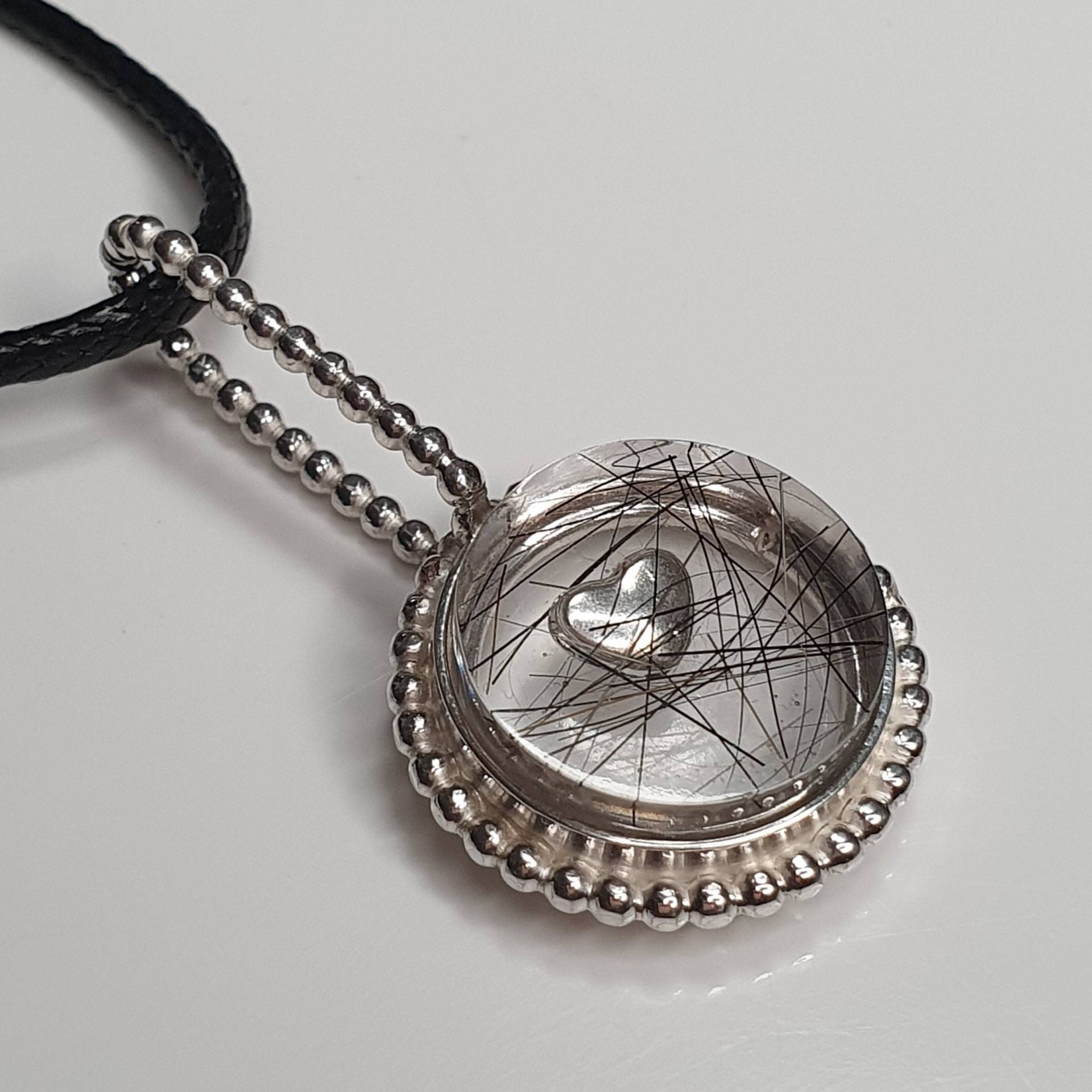 Rund Gearbeiteter Kettenanhänger Für Ihre Erinnerungen, Trauerschmuck, Schmuck Anhänger Haare O. Asche von AHeinzeGoldschmiedin