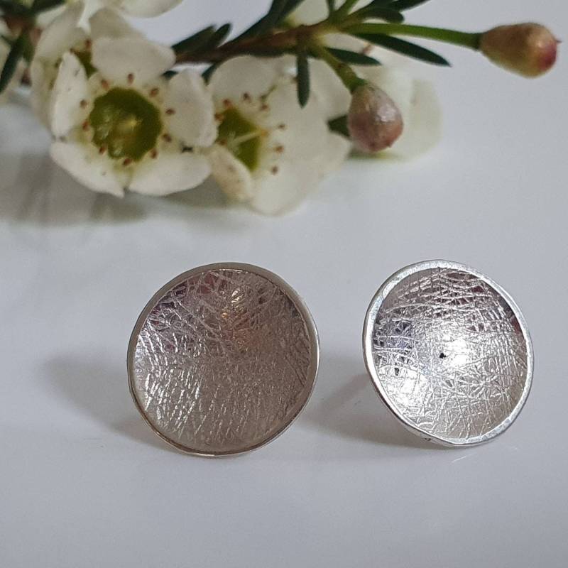 Runde Ohrstecker Mit Toller Oberfläche, Satinierte Ohrstecker, Silberohrstecker Rund Schöner Oberfläche von AHeinzeGoldschmiedin
