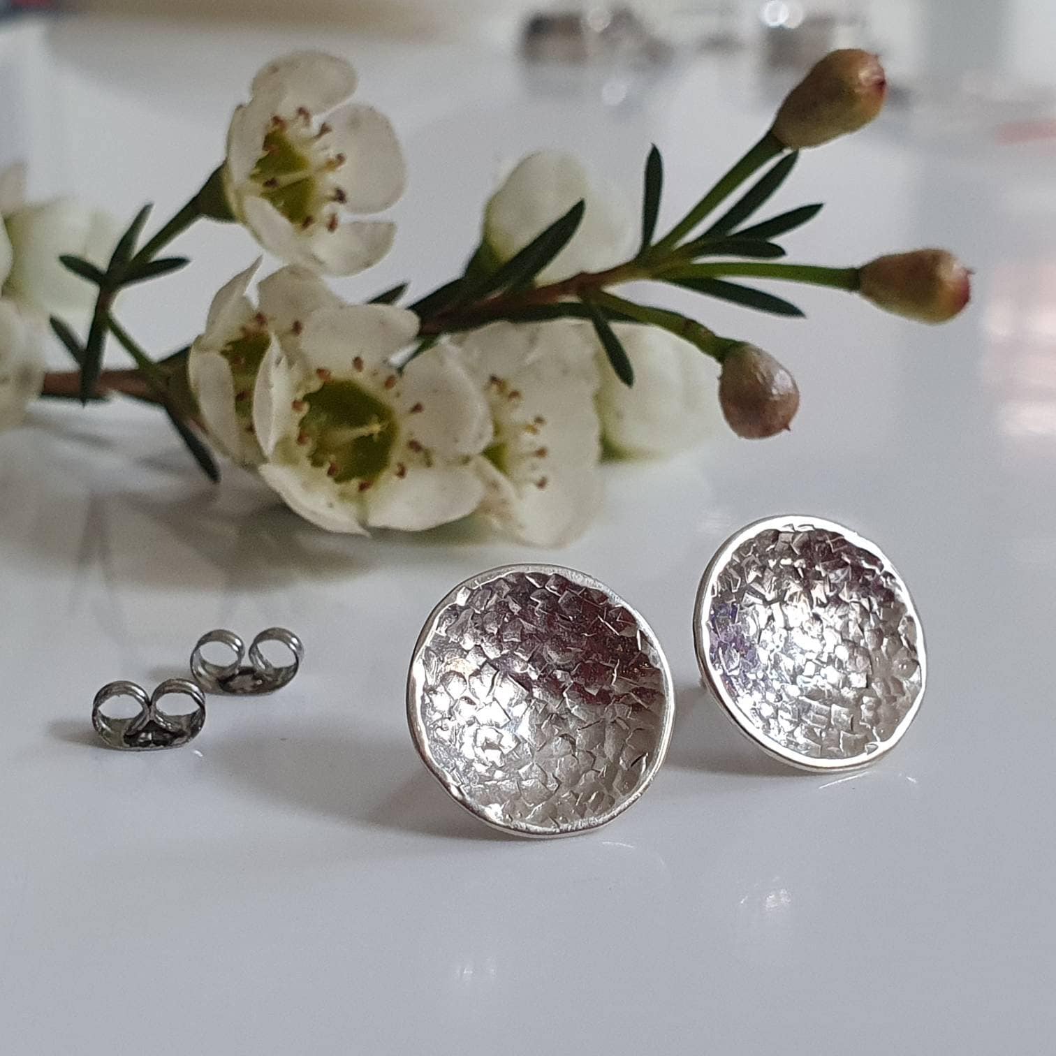 Runde Ohrstecker in Hammerschlag, Gehämmerte Ohrringe, Runde Silber Mit Toller Oberfläche von AHeinzeGoldschmiedin