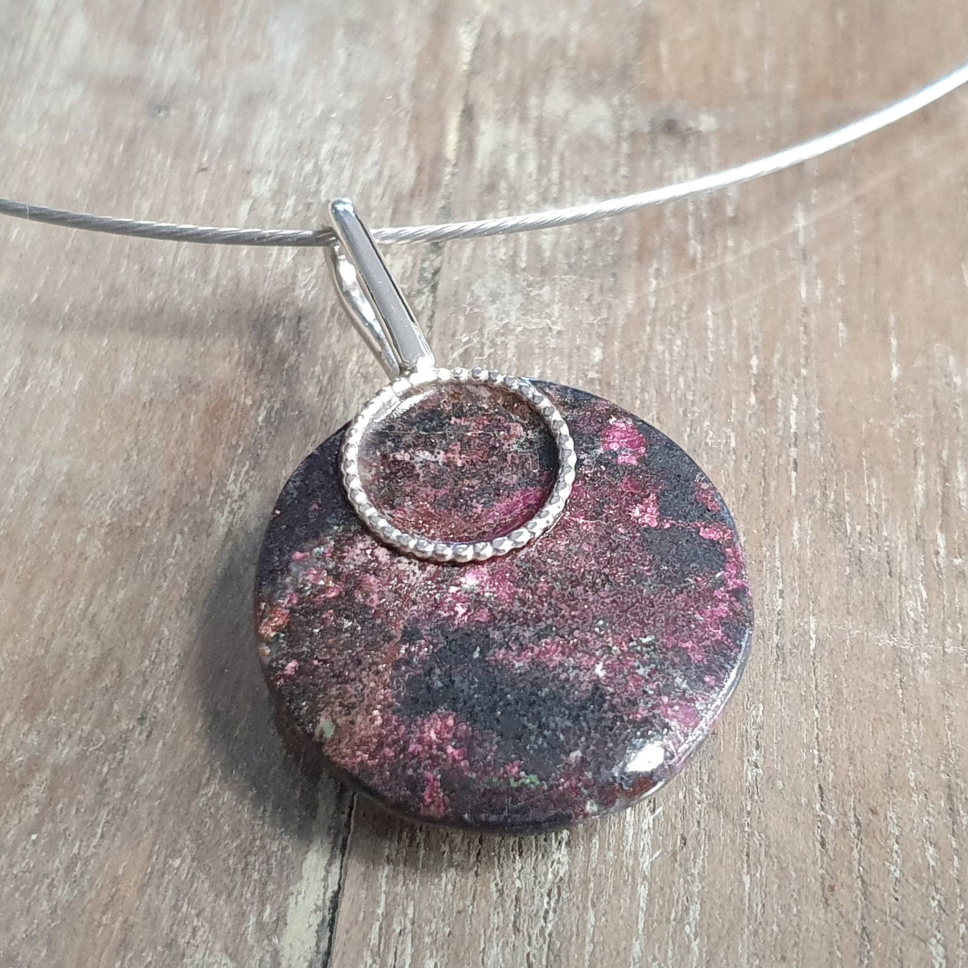 Runder Kettenanhänger Mit Eudialyt, Flacher Runder Rosa - Schwarzer Steinanhänger, Rosa Stein, Naturstein Rosa-Schwarz Mix von AHeinzeGoldschmiedin