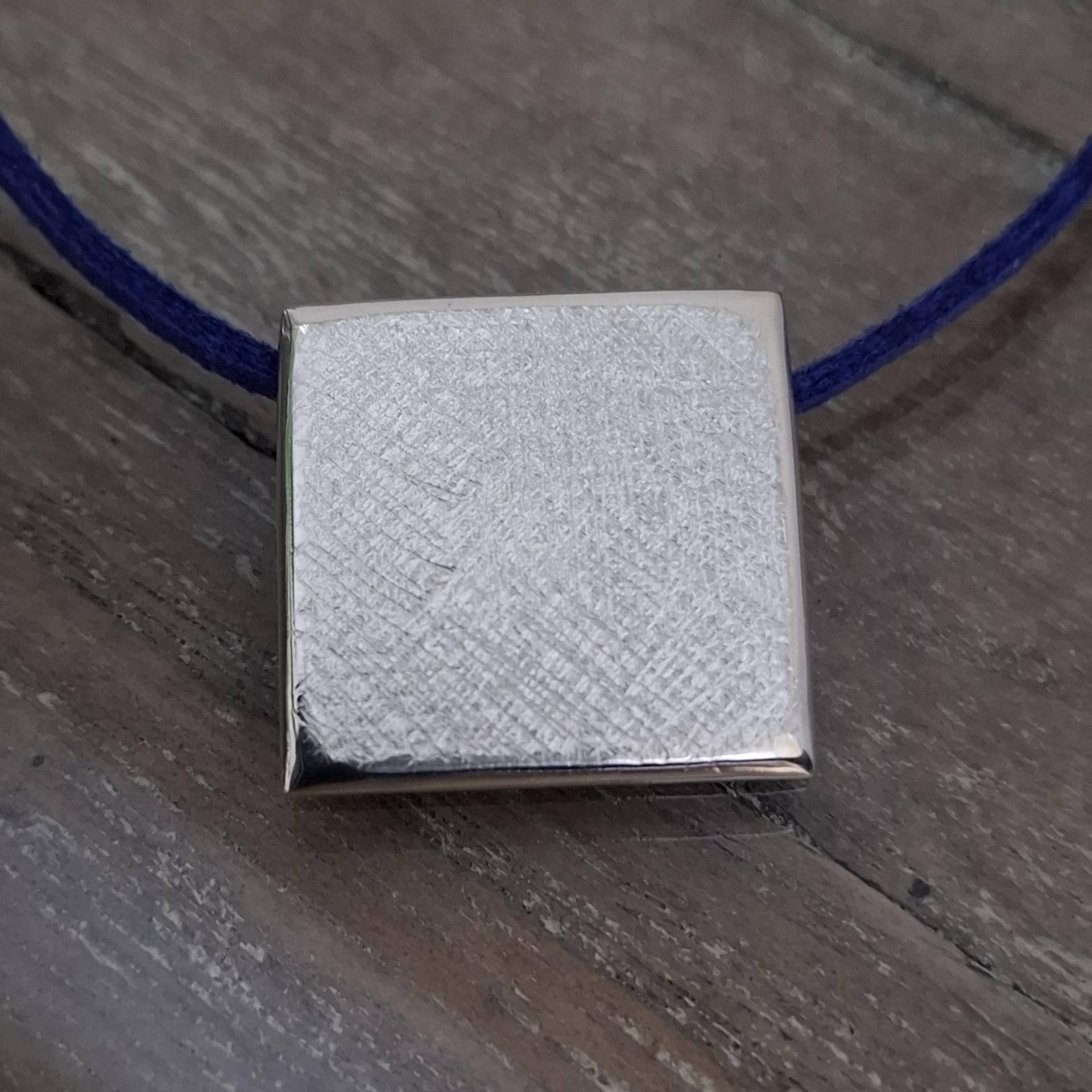 Schlichter Und Sehr Eleganter Kettenanhänger, Massiver Eckiger Silberanhänger Mit Einer Edlen Struktur, Eckiger Anhänger von AHeinzeGoldschmiedin