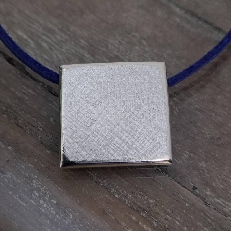Schlichter Und Sehr Eleganter Kettenanhänger, Massiver Eckiger Silberanhänger Mit Einer Edlen Struktur, Eckiger Anhänger von AHeinzeGoldschmiedin