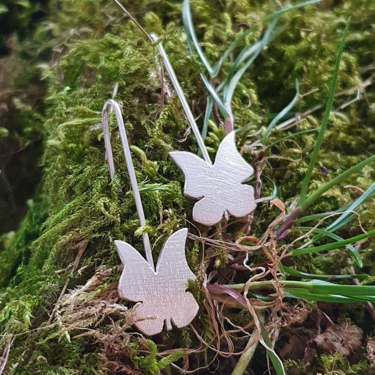 Schmetterlinge Als Ohrhänger, Schmetterling Ohrringe, Silberne Ohrringe von AHeinzeGoldschmiedin
