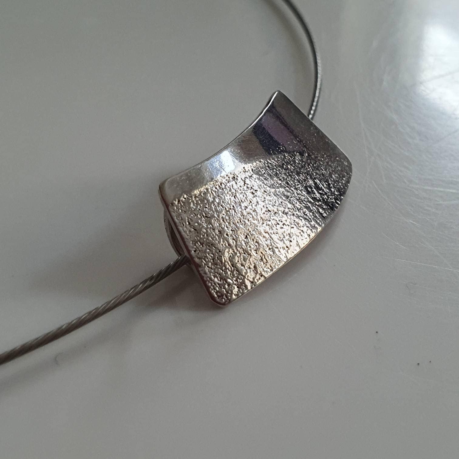 Schöner Silberner Kettenanhänger Mit Unterschiedlichen Strukturen , Silberanhänger Für Halsreifen von AHeinzeGoldschmiedin
