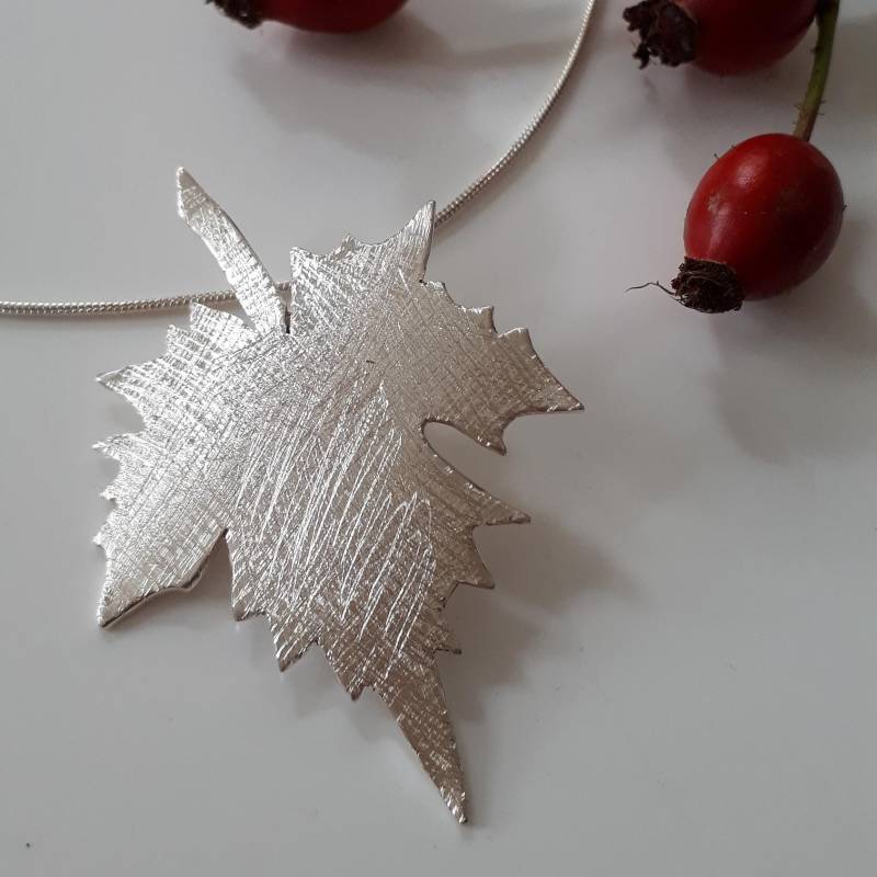 Schönes Großes Ahornblatt Aus Silber, Als Kettenanhänger, Anhänger .925/00 Silber , Handgearbeitet, Einzelstück von AHeinzeGoldschmiedin