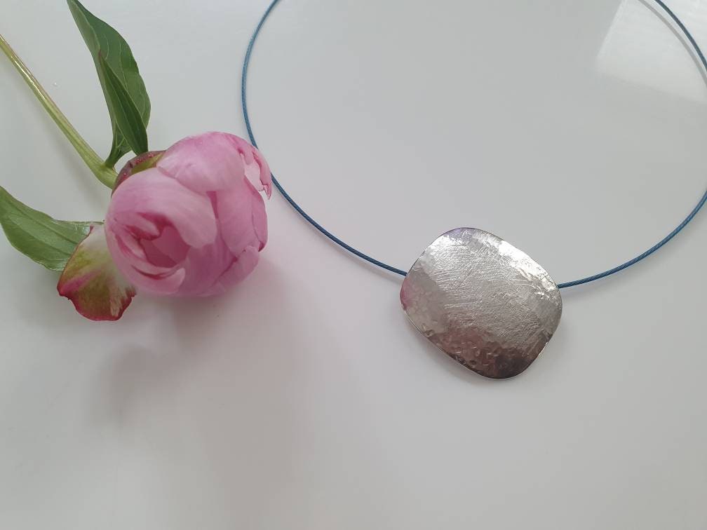 Schräg Hängender Silberanhänger, Hammerschlag Und Strukturiert, Absoluter Hingucker von AHeinzeGoldschmiedin