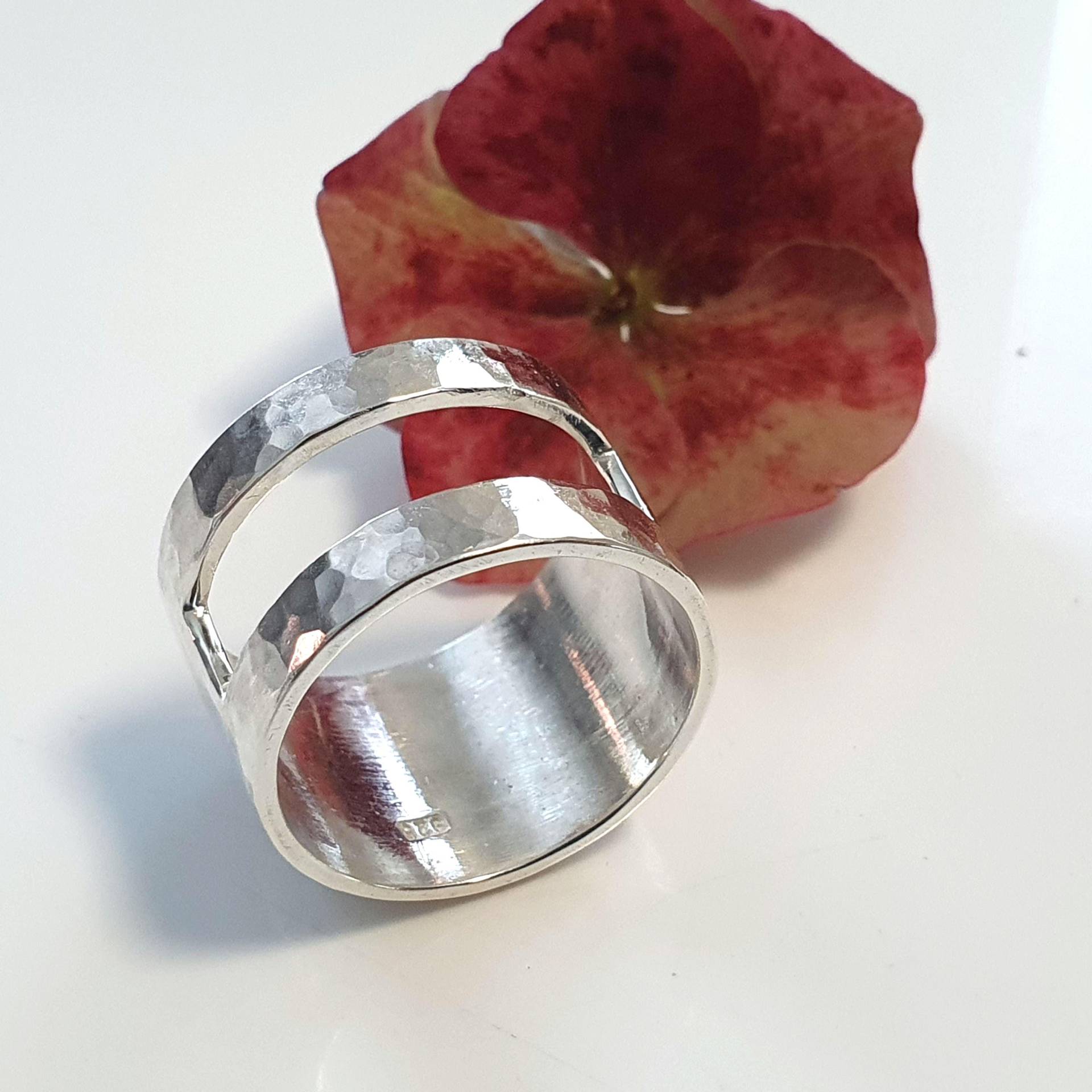 Sehr Breiter Silberring, Oben Offen, in Hammerschlag Gearbeitet, Schöner Silberring von AHeinzeGoldschmiedin