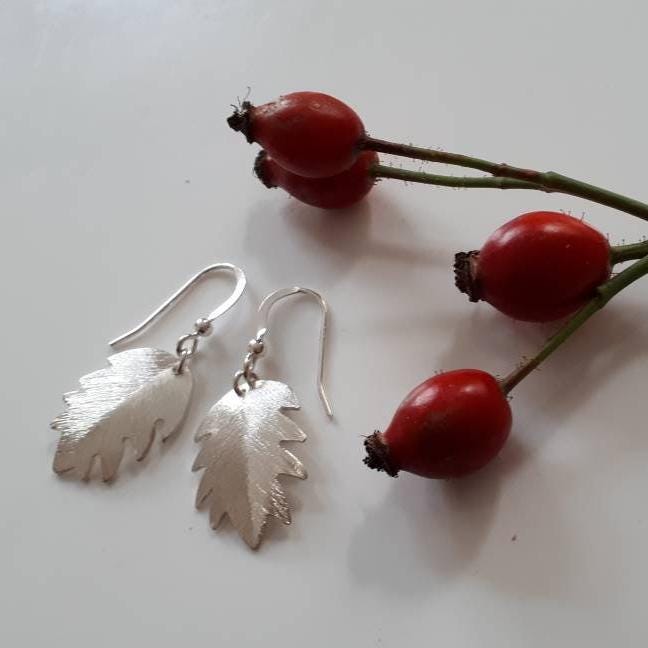 Silberne Ohrhänger Herbstlich, Blatt Satiniert. Sterling Silber, Ohrringe in Blattform Silber von AHeinzeGoldschmiedin