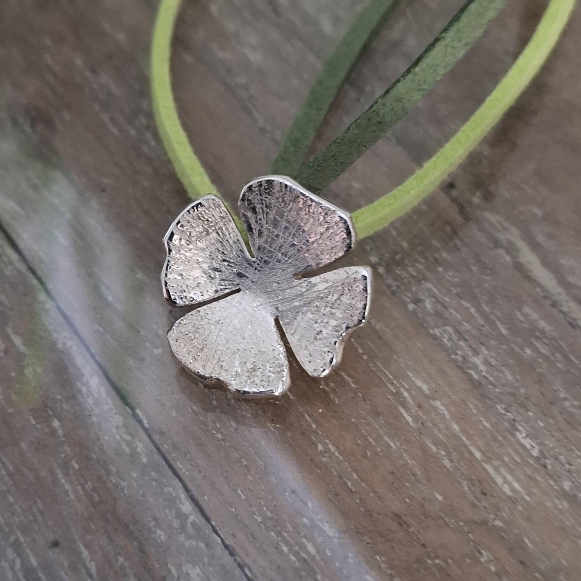 Silberner Kettenanhänger Kleeblatt, Kleines Kleeblatt Als Anhänger, Silbernes Artikel No. 190 von AHeinzeGoldschmiedin