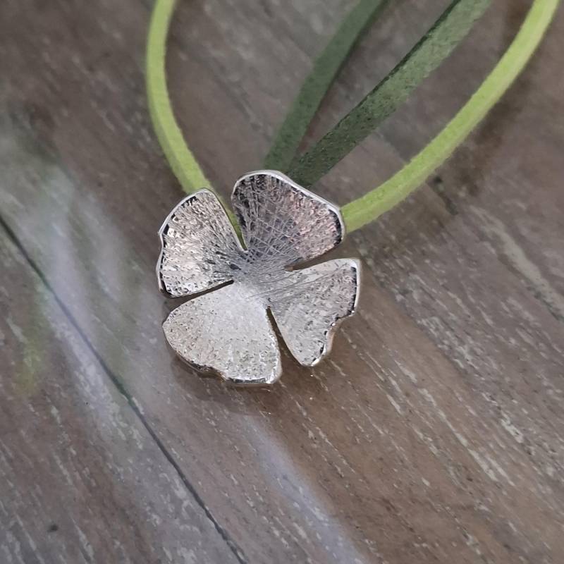 Silberner Kettenanhänger Kleeblatt, Kleines Kleeblatt Als Anhänger, Silbernes Artikel No. 190 von AHeinzeGoldschmiedin