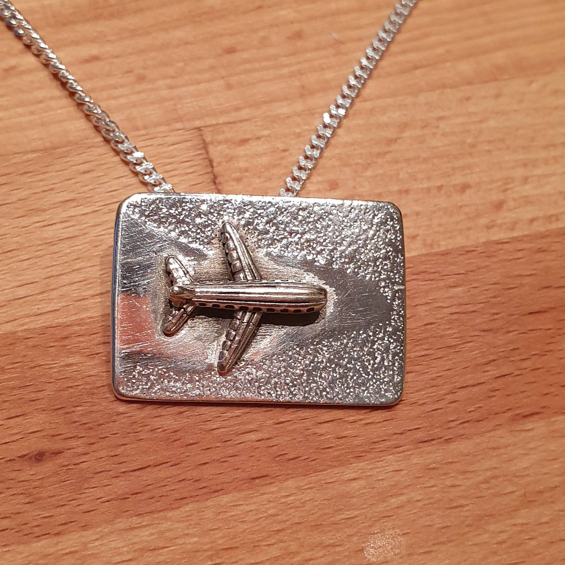 Silberner Kettenanhänger Mit Flugzeug, Silbernes Unikatanhänger Flugzeug Als Anhänger Auf Platte von AHeinzeGoldschmiedin