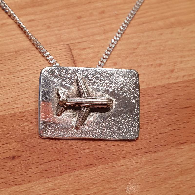 Silberner Kettenanhänger Mit Flugzeug, Silbernes Unikatanhänger Flugzeug Als Anhänger Auf Platte von AHeinzeGoldschmiedin