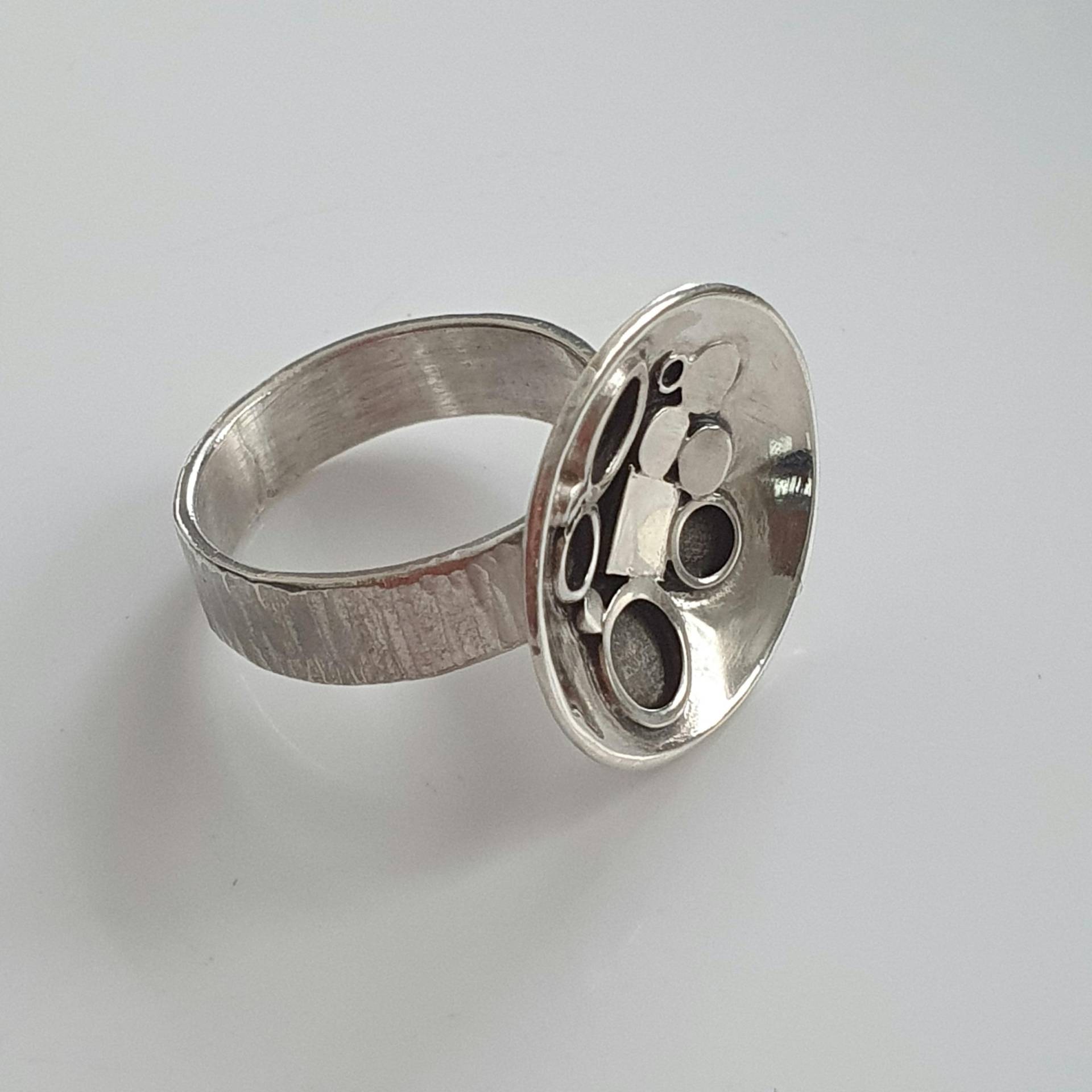 Silberring Geformt Wie Eine Schale, Schalenförmiger Ring Leicht Geschwärzt von AHeinzeGoldschmiedin