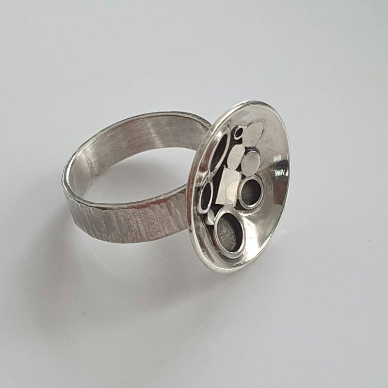 Silberring Geformt Wie Eine Schale, Schalenförmiger Ring Leicht Geschwärzt von AHeinzeGoldschmiedin