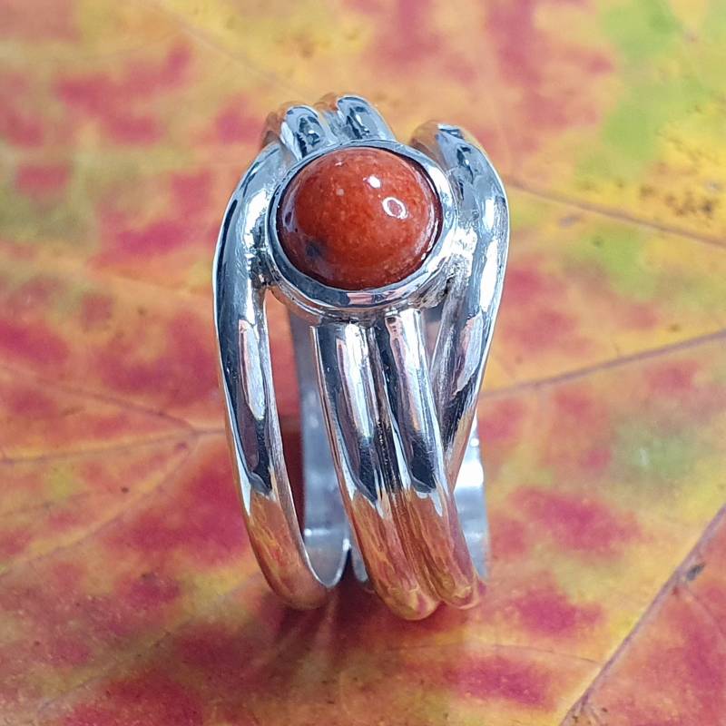 Silberring Mit Einer Korallenkugel, Koralle Im Ring, Gewickelter von AHeinzeGoldschmiedin