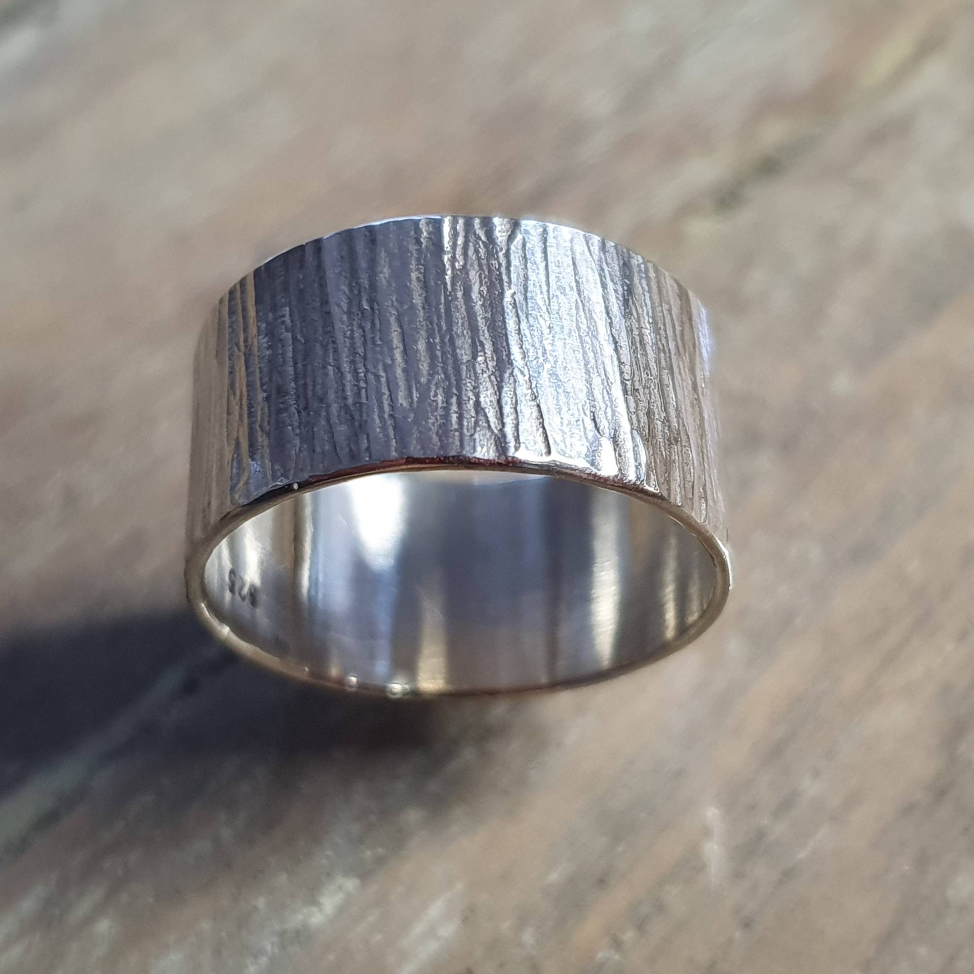 Silberring Mit Hammerschlag, Ring Muster, Breiter von AHeinzeGoldschmiedin