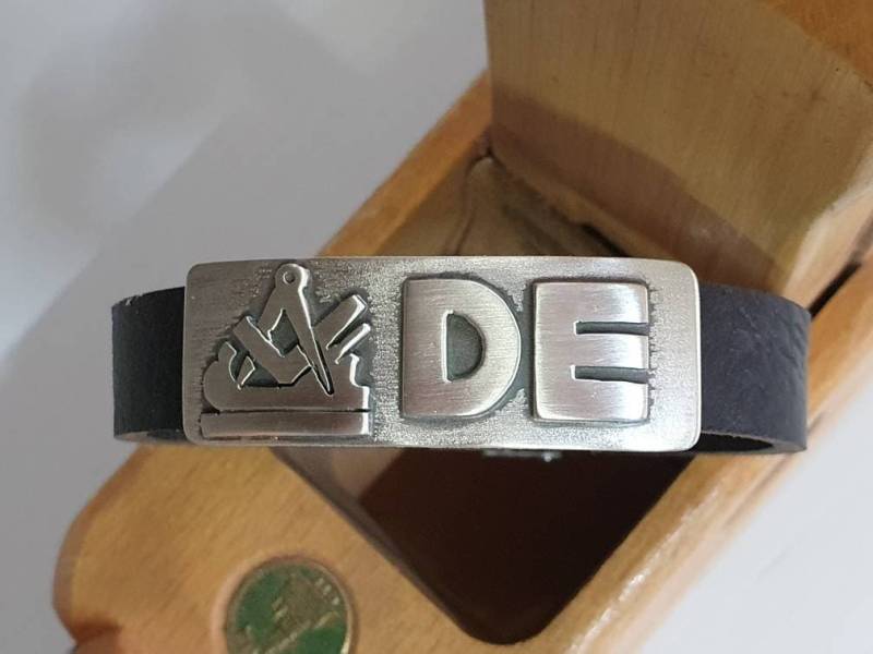 Tischler Zunft Anhänger Mit Buchstaben De An Einem Lederarmband. Einzelstück, Zunftanhänger von AHeinzeGoldschmiedin