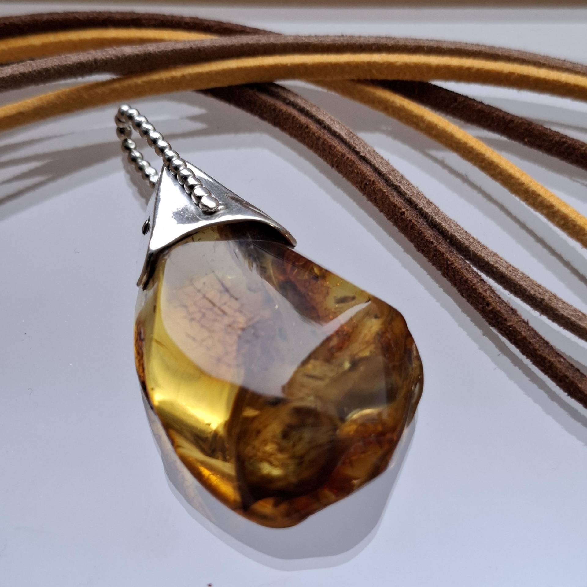 Toller Bernstein Kettenanhänger in Silber, Modern Gearbeiteter Silberkombi von AHeinzeGoldschmiedin