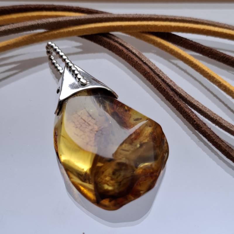 Toller Bernstein Kettenanhänger in Silber, Modern Gearbeiteter Silberkombi von AHeinzeGoldschmiedin