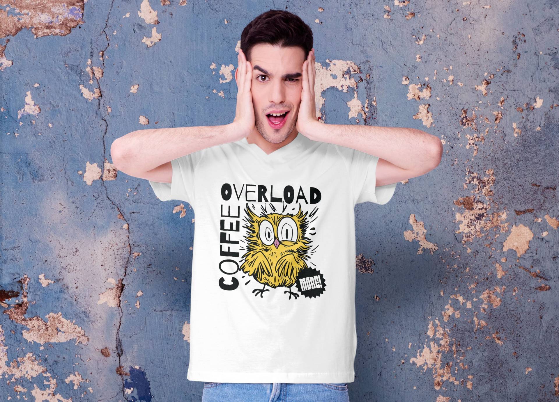 Lustiges Eulenmotiv T-Shirt Mit "Coffee Overload" Text - Tierisch Gut Aussehen Bei Der Kaffeepause Outfit Lustiges Eulenmotiv T-Shirt Mit "Coffee Overload" Text - Tierisch Gut Aussehen Bei Der Kaffeepause Outfit von MEGeschenkewelt