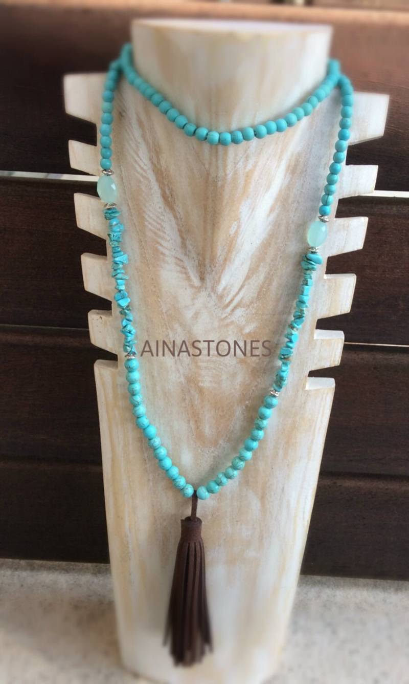 Boho-Halskette Mit Halbedelsteinen, Türkisfarbenem Howlith, Blauem Chalcedon Und Schokoladenbraunem Wildlederbommel Boho-Halskette Mit Halbedelsteinen, Türkisfarbenem Howlith, Blauem Chalcedon Und Schokoladenbraunem Wildlederbommel von AINASTONES