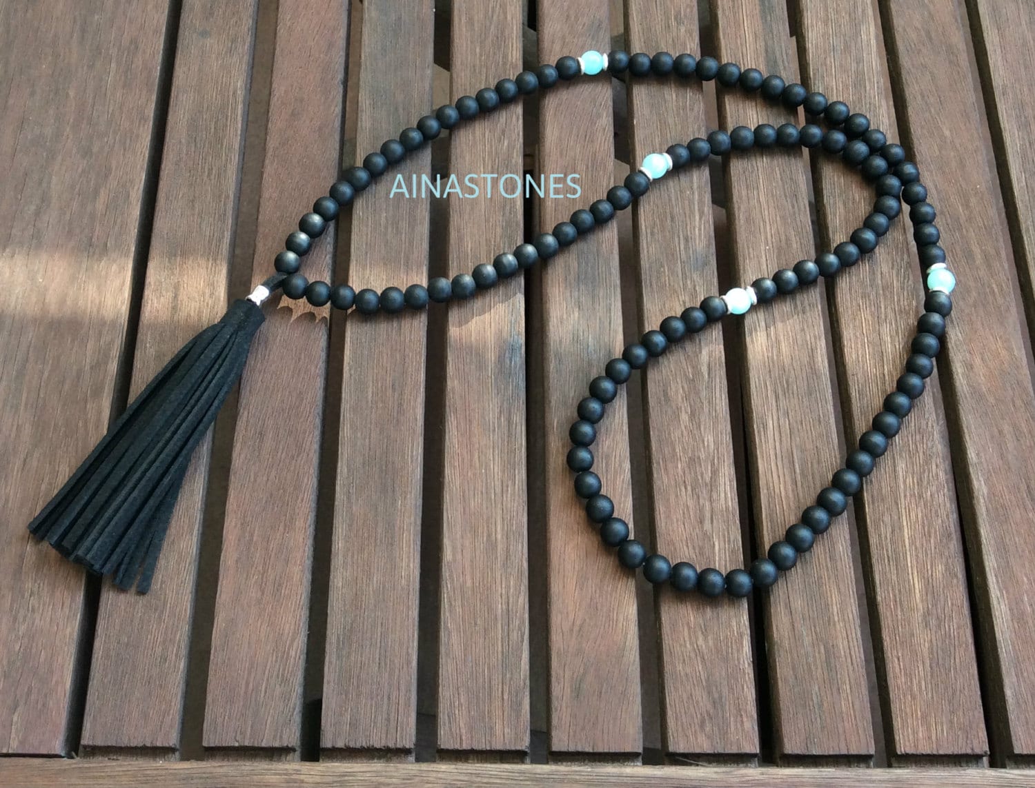 Schwarze Onyx-Halskette Im Boho-stil, Silberne Perlen Und Schwarzer Wildlederbommel Schwarze Onyx-Halskette Im Boho-stil, Silberne Perlen Und Schwarzer Wildlederbommel von AINASTONES