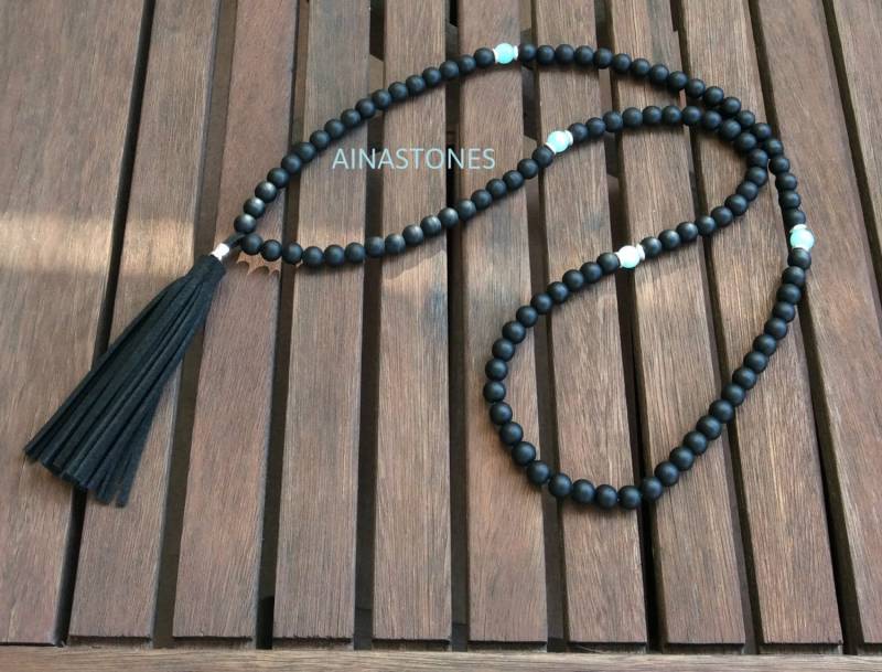 Schwarze Onyx-Halskette Im Boho-stil, Silberne Perlen Und Schwarzer Wildlederbommel von AINASTONES