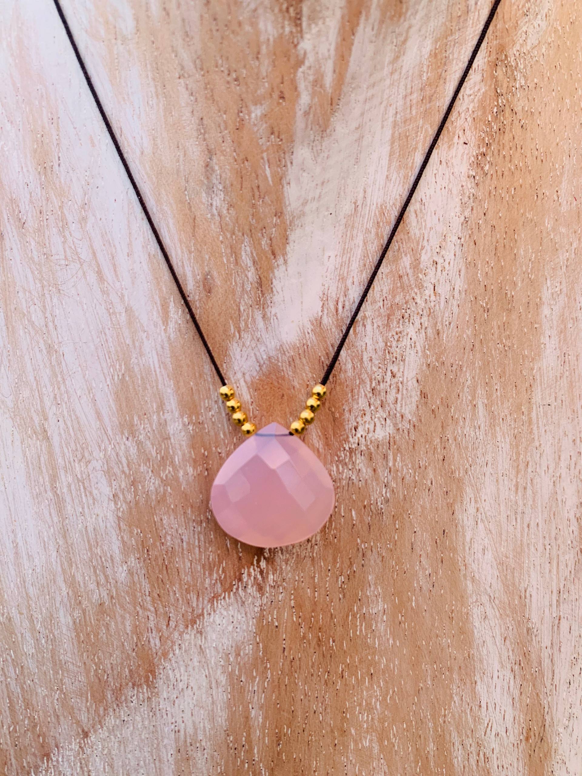 Verstellbare Halskette Mit Halbedelsteinen, Chalcedon Und Makrameefaden Verstellbare Halskette Mit Halbedelsteinen, Chalcedon Und Makrameefaden von AINASTONES