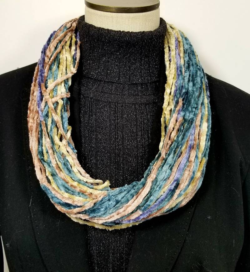 Damen Soft Velour Crushed Samt Infinity Schals Mit Magnetverschluss Accessoire von AIRARTSYACCESSORIES