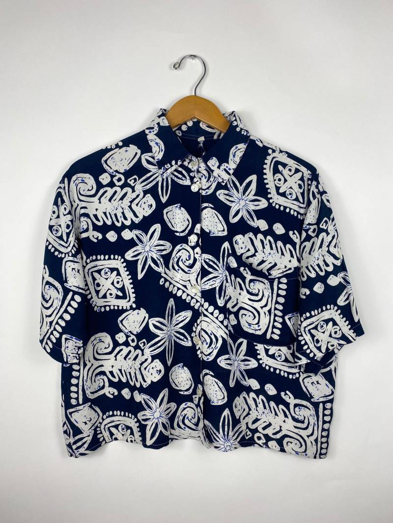 Vintage 90S Blouse Abstract Pattern Flower Geometric Blue White | Size M Vintage 90S Blouse Abstract Pattern Flower Geometric Blue White | Size M von AIVILANE