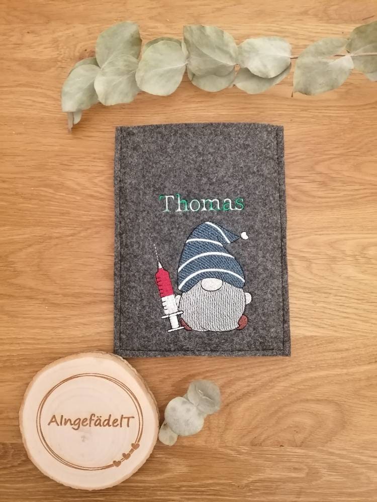 Filz Hülle Spritzen Gnom Impfpass von AIngefaedelT